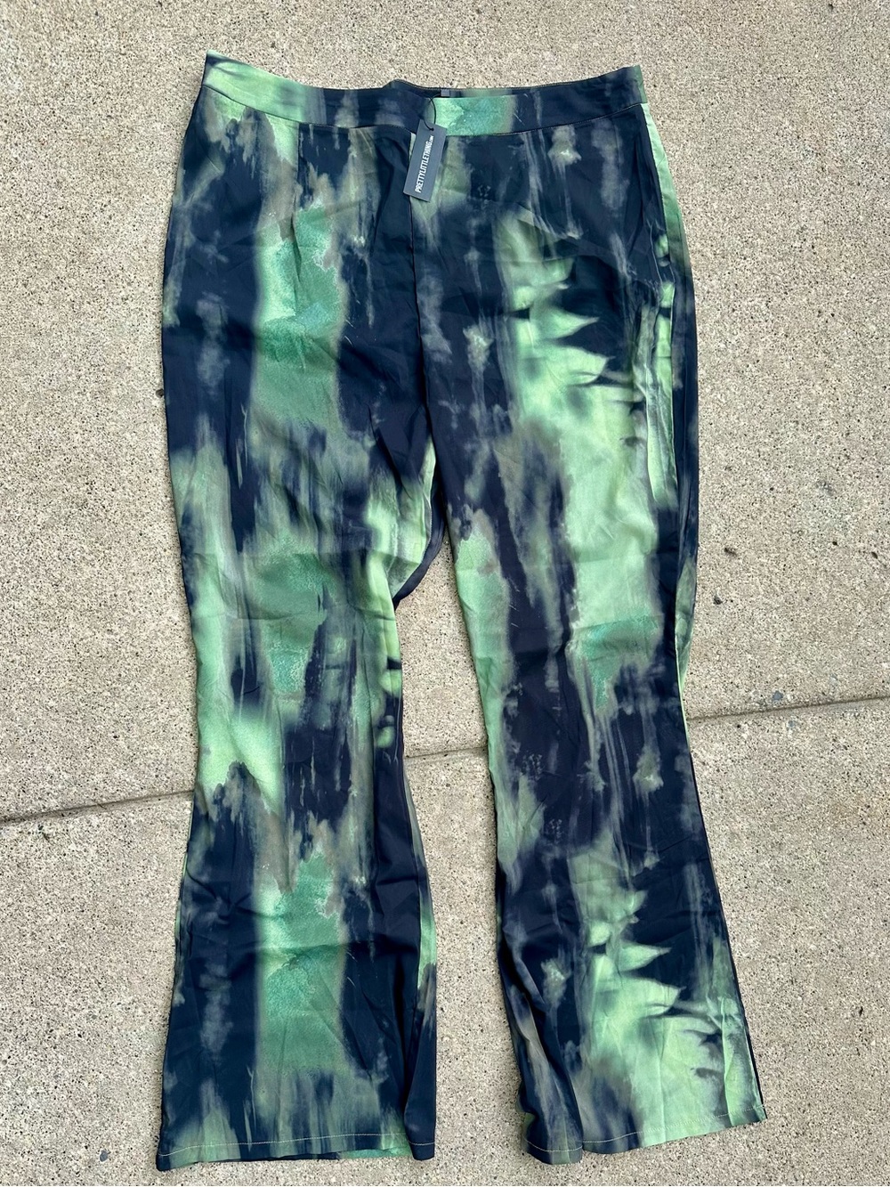 NWT PRETTY LITTLE THING Plus Green Grunge Print Chiffon Flare Pants SIZE 16 - Picture 5 of 7